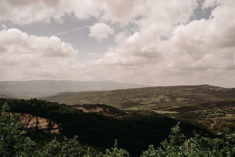 Un mariage au Grand Banc dans le Luberon - Photos : Lorenzo Accardi - Blog mariage : La mariée aux pieds nus