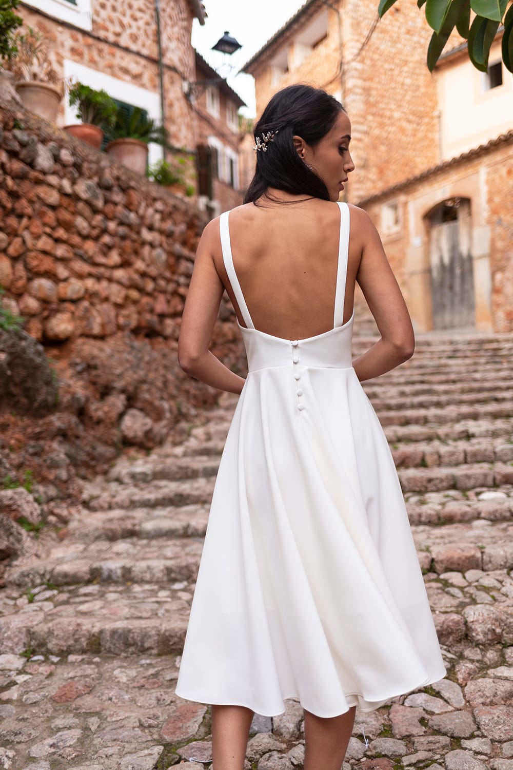 robe blanche ouverte dans le dos