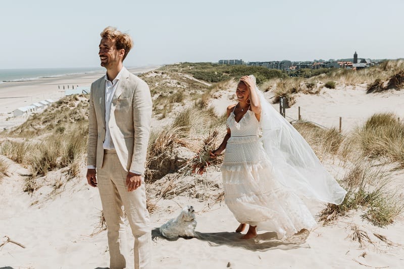 Un mariage bohème et intime sur une plage en Belgique - Photos : Kaat de Malsche - Blog mariage : La mariée aux pieds nus