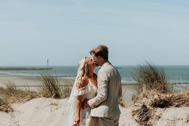 Un mariage bohème et intime sur une plage en Belgique - Photos : Kaat de Malsche - Blog mariage : La mariée aux pieds nus