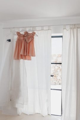 Un mariage boho et minimaliste en blanc à Ibiza - Photos : Delmao - Blog mariage : La mariée aux pieds nus