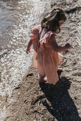 Un mariage boho et minimaliste en blanc à Ibiza - Photos : Delmao - Blog mariage : La mariée aux pieds nus