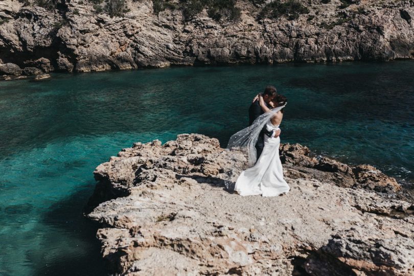 Un mariage boho et minimaliste en blanc à Ibiza - Photos : Delmao - Blog mariage : La mariée aux pieds nus