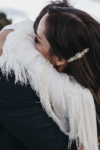 Un mariage boho et minimaliste en blanc à Ibiza - Photos : Delmao - Blog mariage : La mariée aux pieds nus