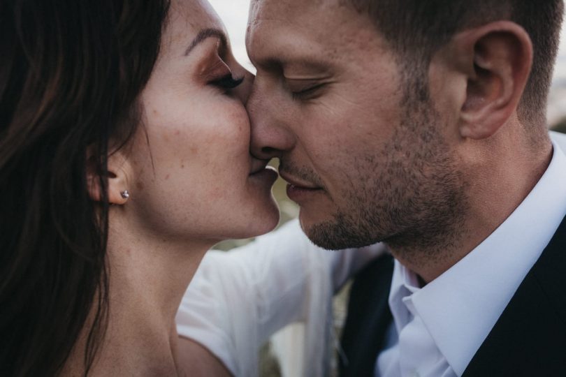 Un mariage boho et minimaliste en blanc à Ibiza - Photos : Delmao - Blog mariage : La mariée aux pieds nus