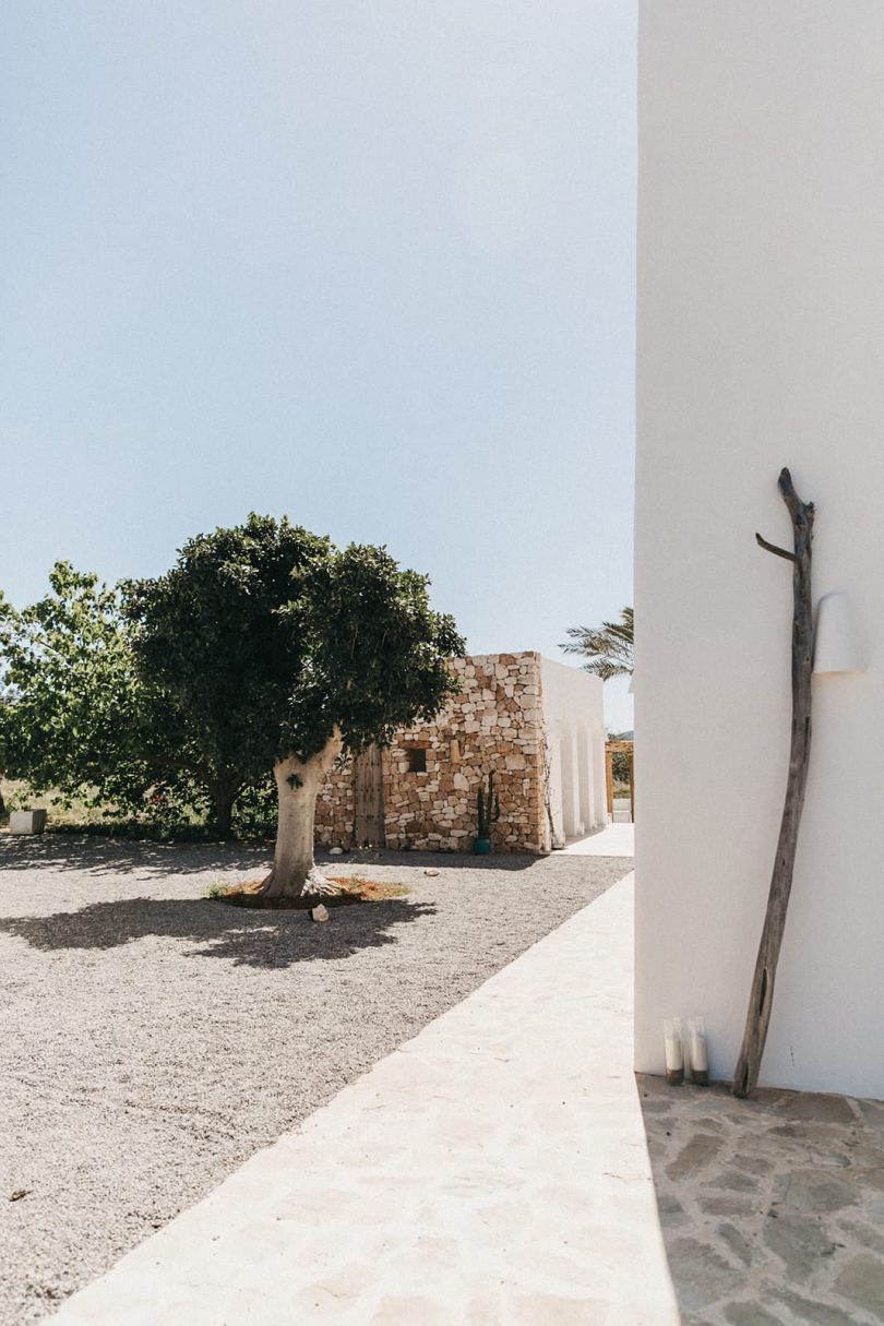 Un mariage boho et minimaliste en blanc à Ibiza - Photos : Delmao - Blog mariage : La mariée aux pieds nus