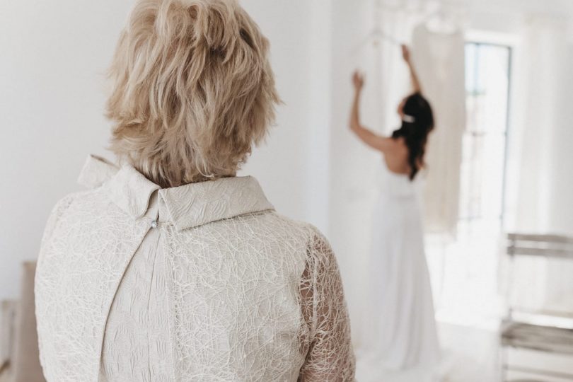 Un mariage boho et minimaliste en blanc à Ibiza - Photos : Delmao - Blog mariage : La mariée aux pieds nus