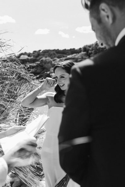 Un mariage boho et minimaliste en blanc à Ibiza - Photos : Delmao - Blog mariage : La mariée aux pieds nus