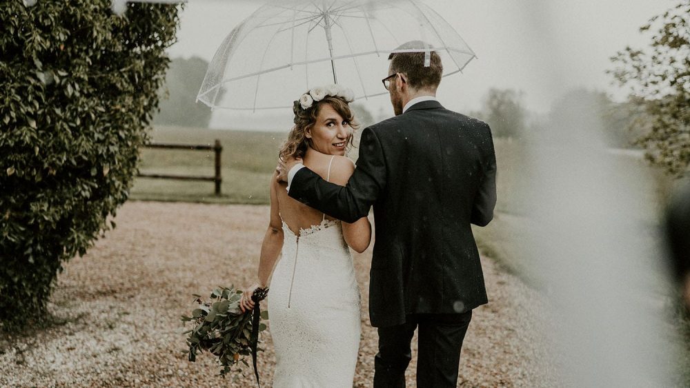 Un mariage champêtre sous la pluie au Domaine des Evis - Photos : Les Histoires d'A - Blog mariage : La mariée aux pieds nus
