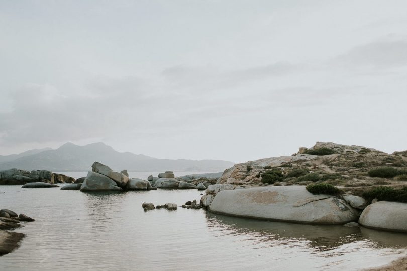 Un mariage au rocher Lumio en Corse - Photos : Madame B Photographie - Blog mariage : La mariée aux pieds nus