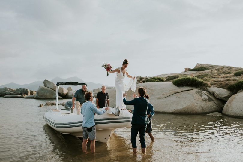 Un mariage au rocher Lumio en Corse - Photos : Madame B Photographie - Blog mariage : La mariée aux pieds nus