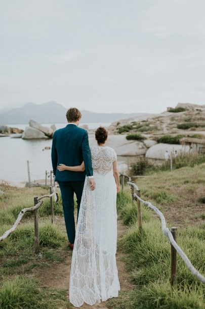 Un mariage au rocher Lumio en Corse - Photos : Madame B Photographie - Blog mariage : La mariée aux pieds nus