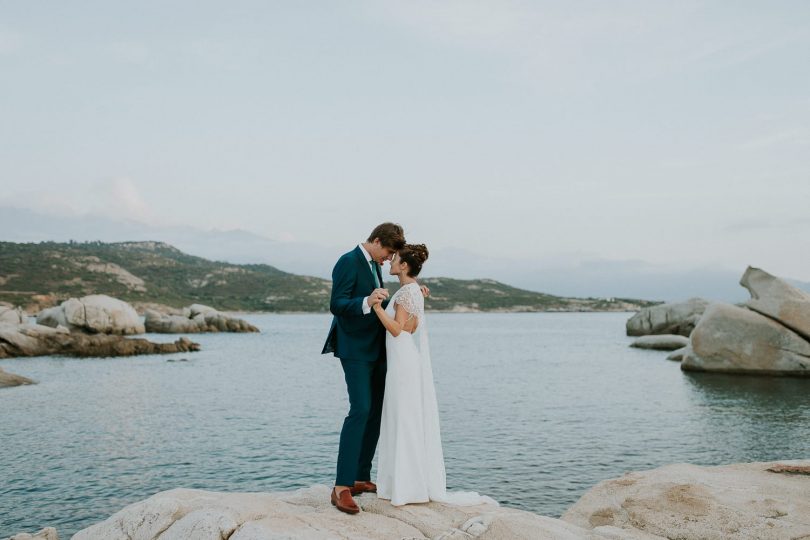 Un mariage au rocher Lumio en Corse - Photos : Madame B Photographie - Blog mariage : La mariée aux pieds nus