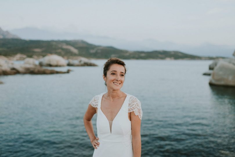 Un mariage au rocher Lumio en Corse - Photos : Madame B Photographie - Blog mariage : La mariée aux pieds nus