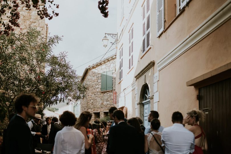 Un mariage au rocher Lumio en Corse - Photos : Madame B Photographie - Blog mariage : La mariée aux pieds nus