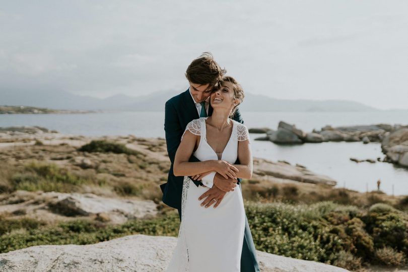 Un mariage au rocher Lumio en Corse - Photos : Madame B Photographie - Blog mariage : La mariée aux pieds nus