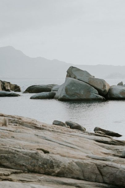 Un mariage au rocher Lumio en Corse - Photos : Madame B Photographie - Blog mariage : La mariée aux pieds nus