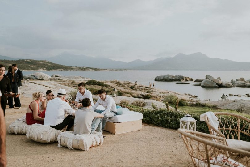 Un mariage au rocher Lumio en Corse - Photos : Madame B Photographie - Blog mariage : La mariée aux pieds nus