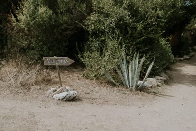 Un mariage au rocher Lumio en Corse - Photos : Madame B Photographie - Blog mariage : La mariée aux pieds nus