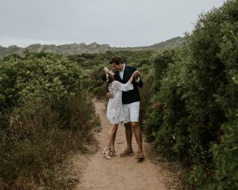 Un mariage au rocher Lumio en Corse - Photos : Madame B Photographie - Blog mariage : La mariée aux pieds nus
