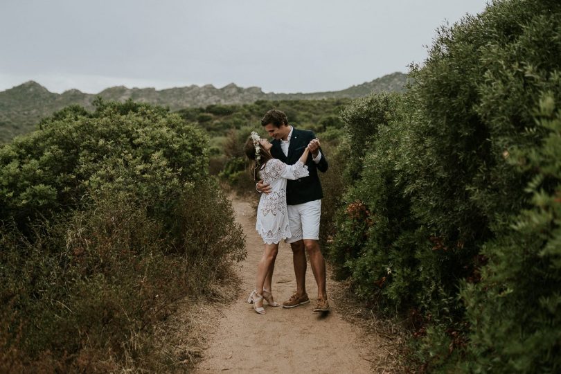 Un mariage au rocher Lumio en Corse - Photos : Madame B Photographie - Blog mariage : La mariée aux pieds nus