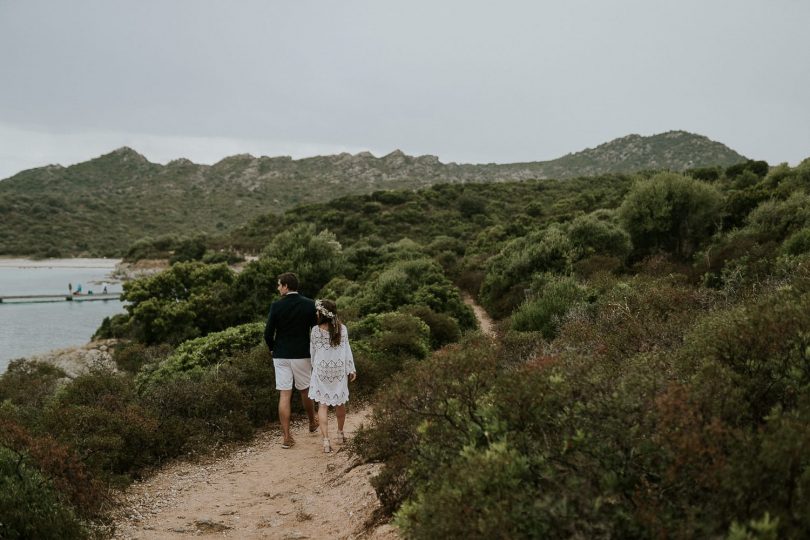 Un mariage au rocher Lumio en Corse - Photos : Madame B Photographie - Blog mariage : La mariée aux pieds nus