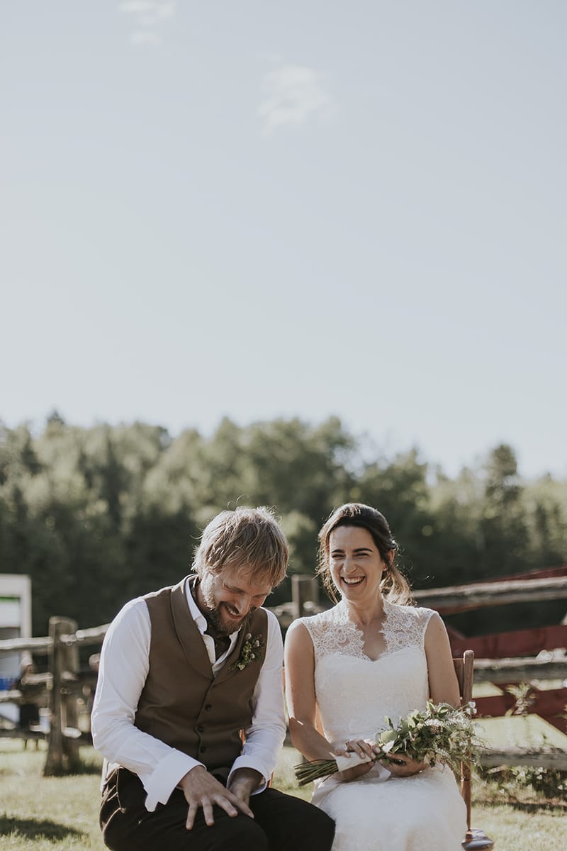 Un mariage simple et champêtre à la Grange C au Québec - Photos : Bianca des Jardins - Blog mariage : La mariée aux pieds nus