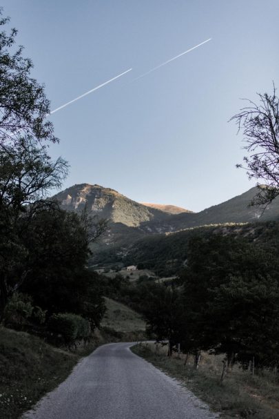 Un mariage au Hameau de Valouse - Photographe : Julien Navarre - Wedding planner : L'atelier Atypique - Blog mariage : La mariée aux pieds nus