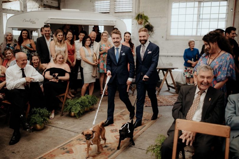 Un mariage industriel et fleuri - Photos : ChaseWild - Blog mariage : La mariée aux pieds nus