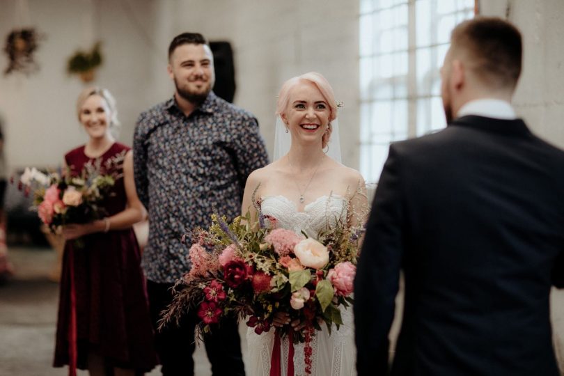 Un mariage industriel et fleuri - Photos : ChaseWild - Blog mariage : La mariée aux pieds nus