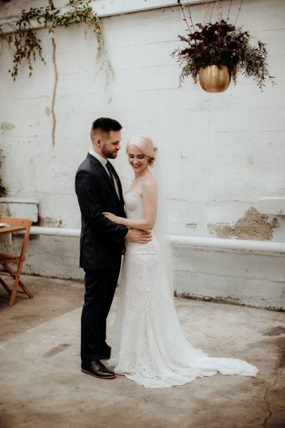 Un mariage industriel et fleuri - Photos : ChaseWild - Blog mariage : La mariée aux pieds nus