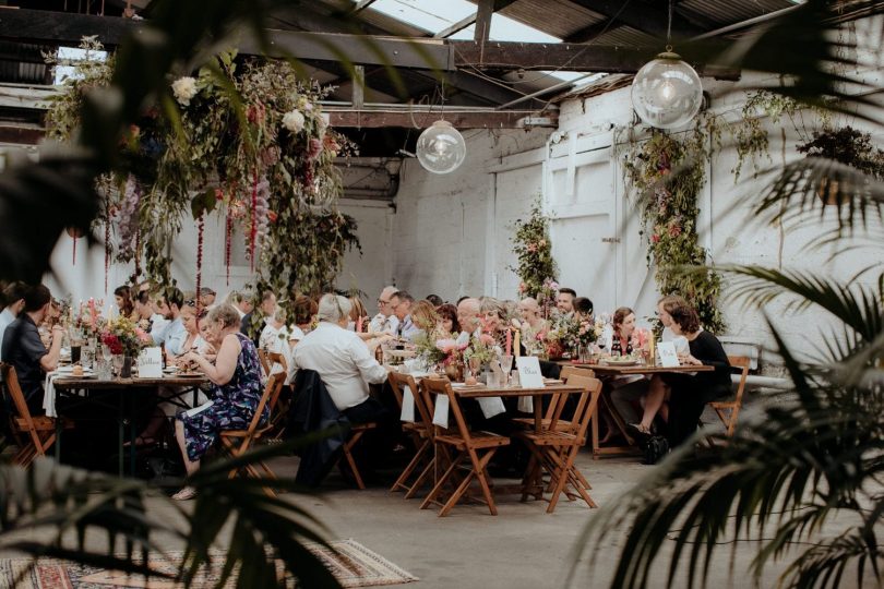 Un mariage industriel et fleuri - Photos : ChaseWild - Blog mariage : La mariée aux pieds nus