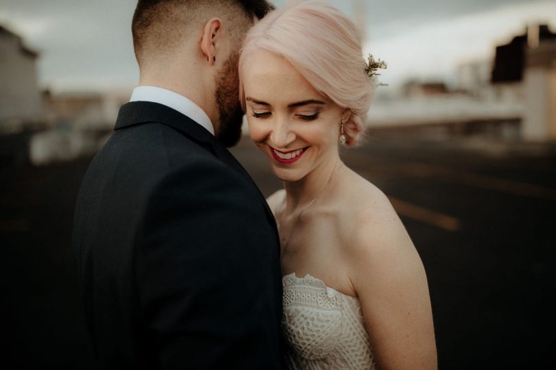 Un mariage industriel et fleuri - Photos : ChaseWild - Blog mariage : La mariée aux pieds nus