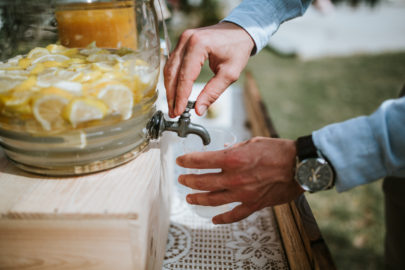 Un mariage coloré au Pays Basque - A découvrir sur www.lamarieeauxpiedsnus.com - Photos : Clément Minair