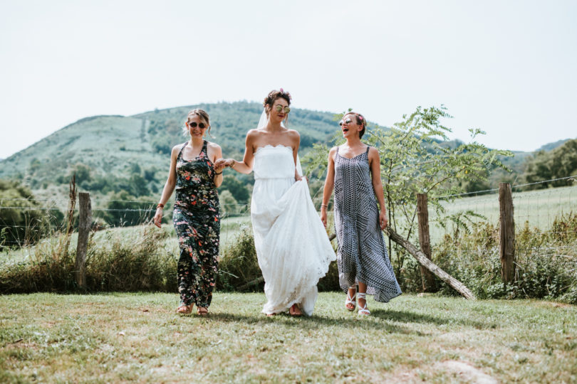 Un mariage coloré au Pays Basque - A découvrir sur www.lamarieeauxpiedsnus.com - Photos : Clément Minair