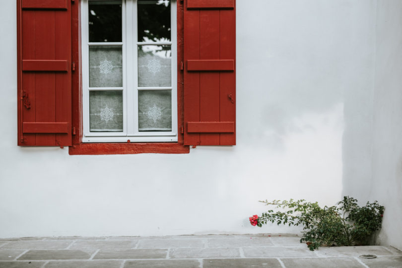 Un mariage coloré au Pays Basque - A découvrir sur www.lamarieeauxpiedsnus.com - Photos : Clément Minair