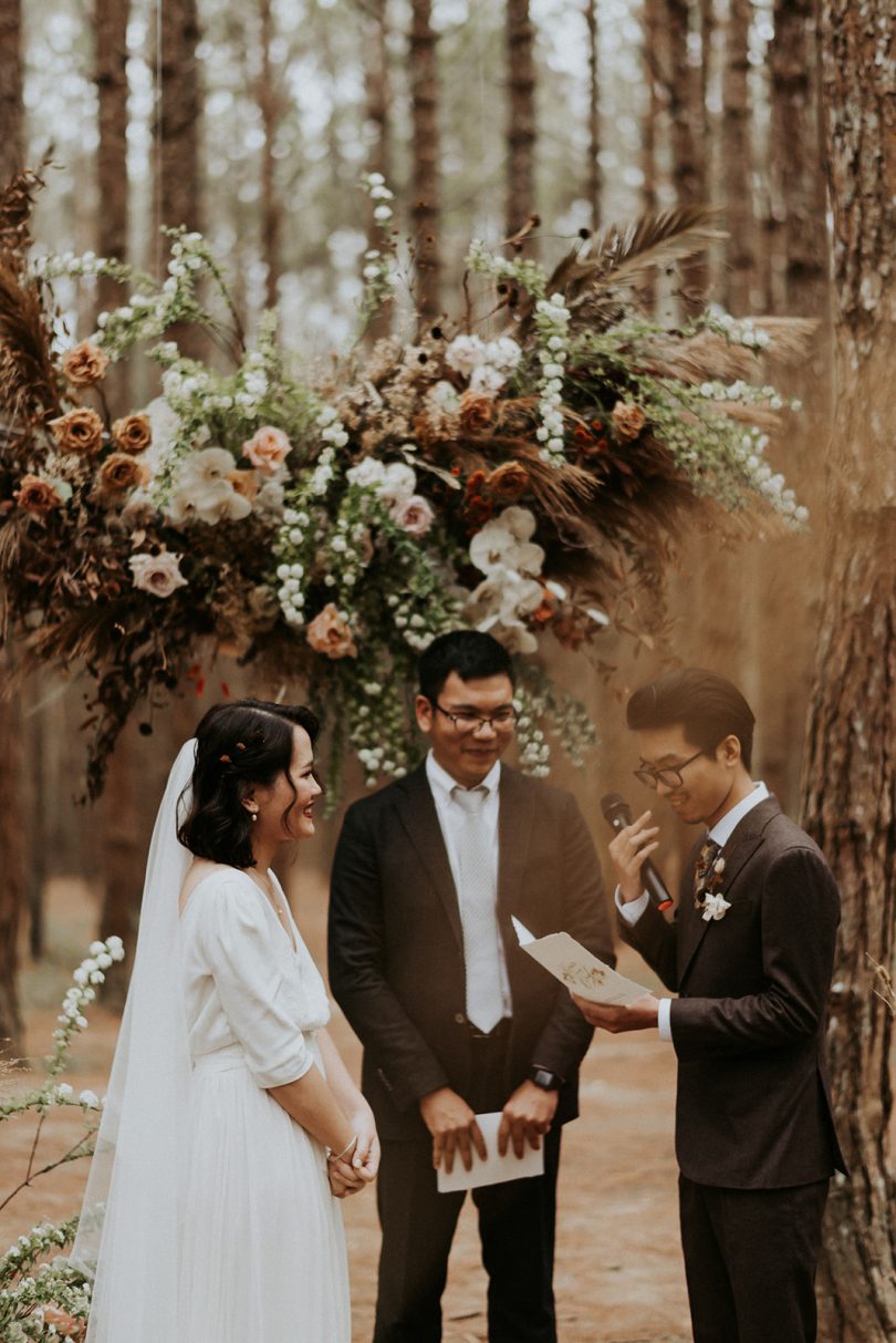 Un mariage romantique dans une forêt - Crédits Photos : Phan Tien Photography - Blog mariage : La mariée aux pieds nus.