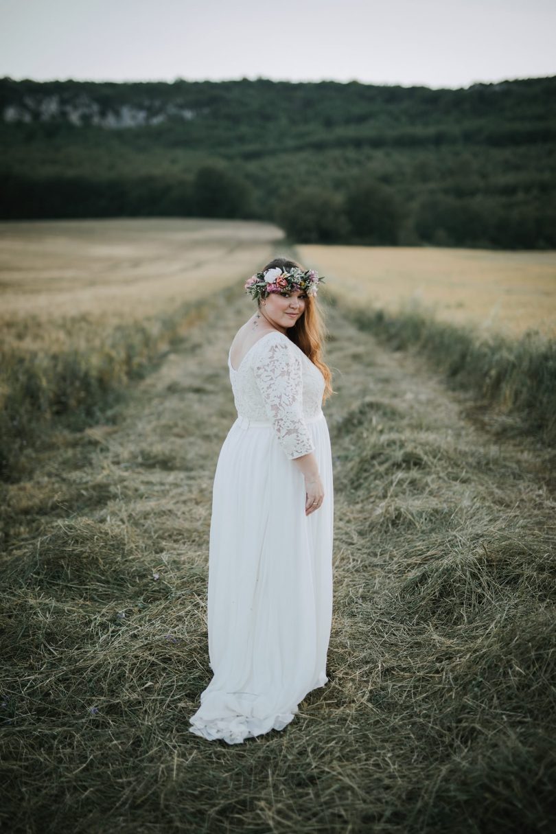 Vivre ses essayages de robe de mariée lorsqu'on ne fait pas un 38 et qu'on est une mariée grande taille ou plus size ? Conseils et adresses sur le blog mariage La mariée aux pieds nus - Photos : Neupap Photography