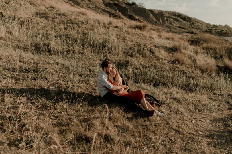 Une séance engagement sur les plages des Vaches Noires en Normandie - Photos : Thiphaine J Photographie - Blog mariage : La mariée aux pieds nus