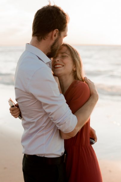 Une séance engagement sur les plages des Vaches Noires en Normandie - Photos : Thiphaine J Photographie - Blog mariage : La mariée aux pieds nus