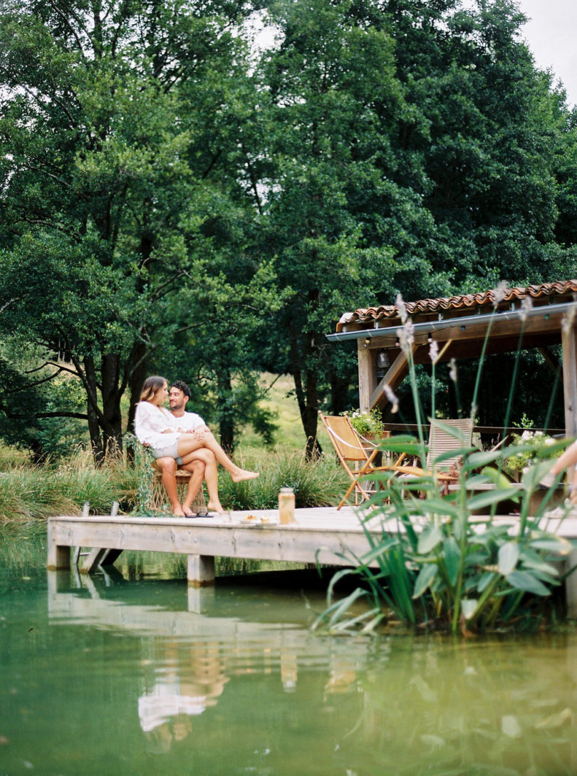 Une séance engagement au bord du lac - A découvrir sur www.lamarieeauxpiedsnus.com - Photos : Bubblerock