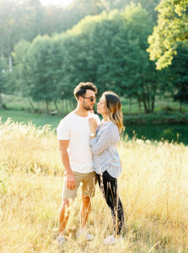 Une séance engagement au bord du lac - A découvrir sur www.lamarieeauxpiedsnus.com - Photos : Bubblerock