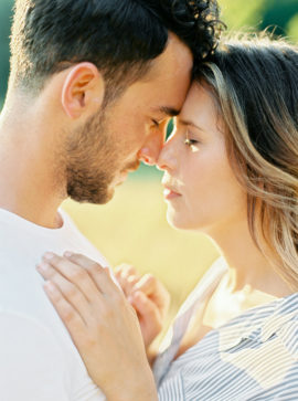 Une séance engagement au bord du lac - A découvrir sur www.lamarieeauxpiedsnus.com - Photos : Bubblerock