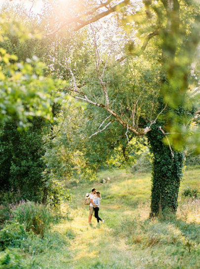 Une séance engagement au bord du lac - A découvrir sur www.lamarieeauxpiedsnus.com - Photos : Bubblerock