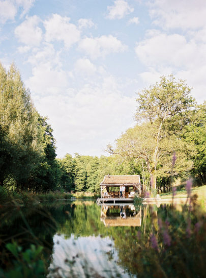 Une séance engagement au bord du lac - A découvrir sur www.lamarieeauxpiedsnus.com - Photos : Bubblerock