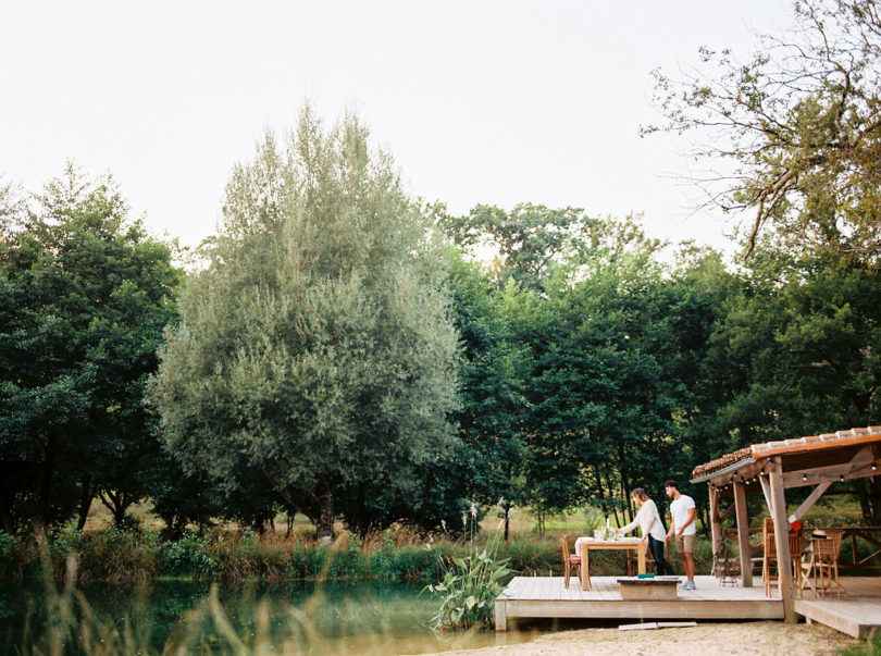 Une séance engagement au bord du lac - A découvrir sur www.lamarieeauxpiedsnus.com - Photos : Bubblerock