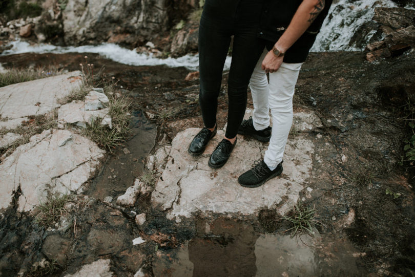 Une séance engagement dans les montagnes - A découvrir sur www.lamarieeauxpiedsnus.com - Photos : The Quirky