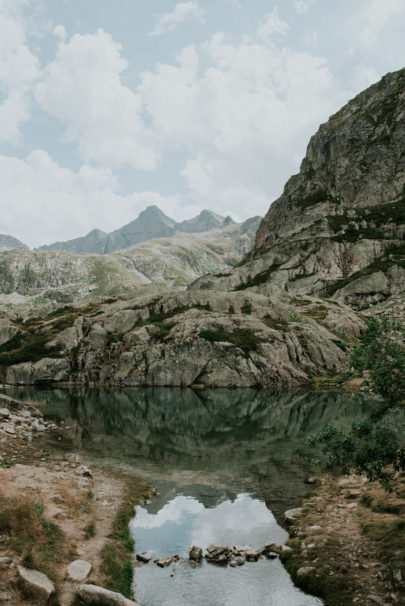 Une séance engagement dans les montagnes - A découvrir sur www.lamarieeauxpiedsnus.com - Photos : The Quirky