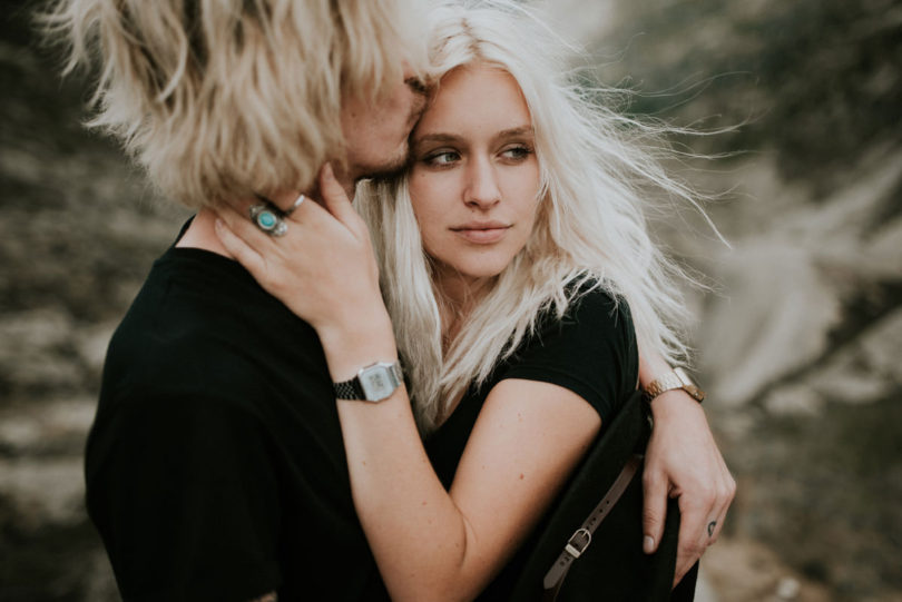 Une séance engagement dans les montagnes - A découvrir sur www.lamarieeauxpiedsnus.com - Photos : The Quirky