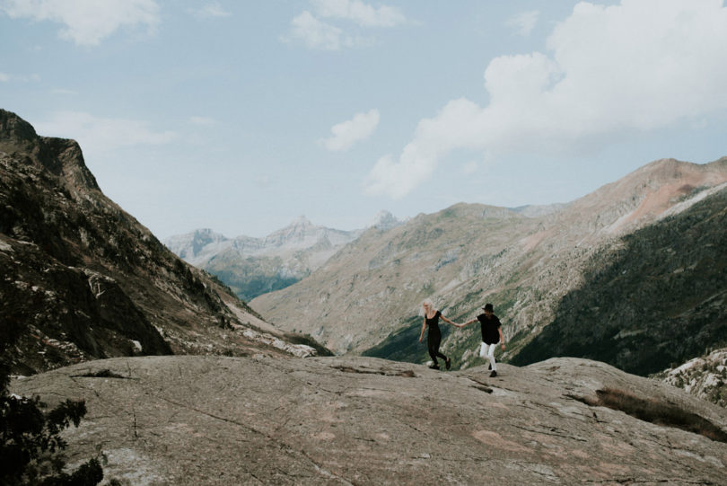 Une séance engagement dans les montagnes - A découvrir sur www.lamarieeauxpiedsnus.com - Photos : The Quirky